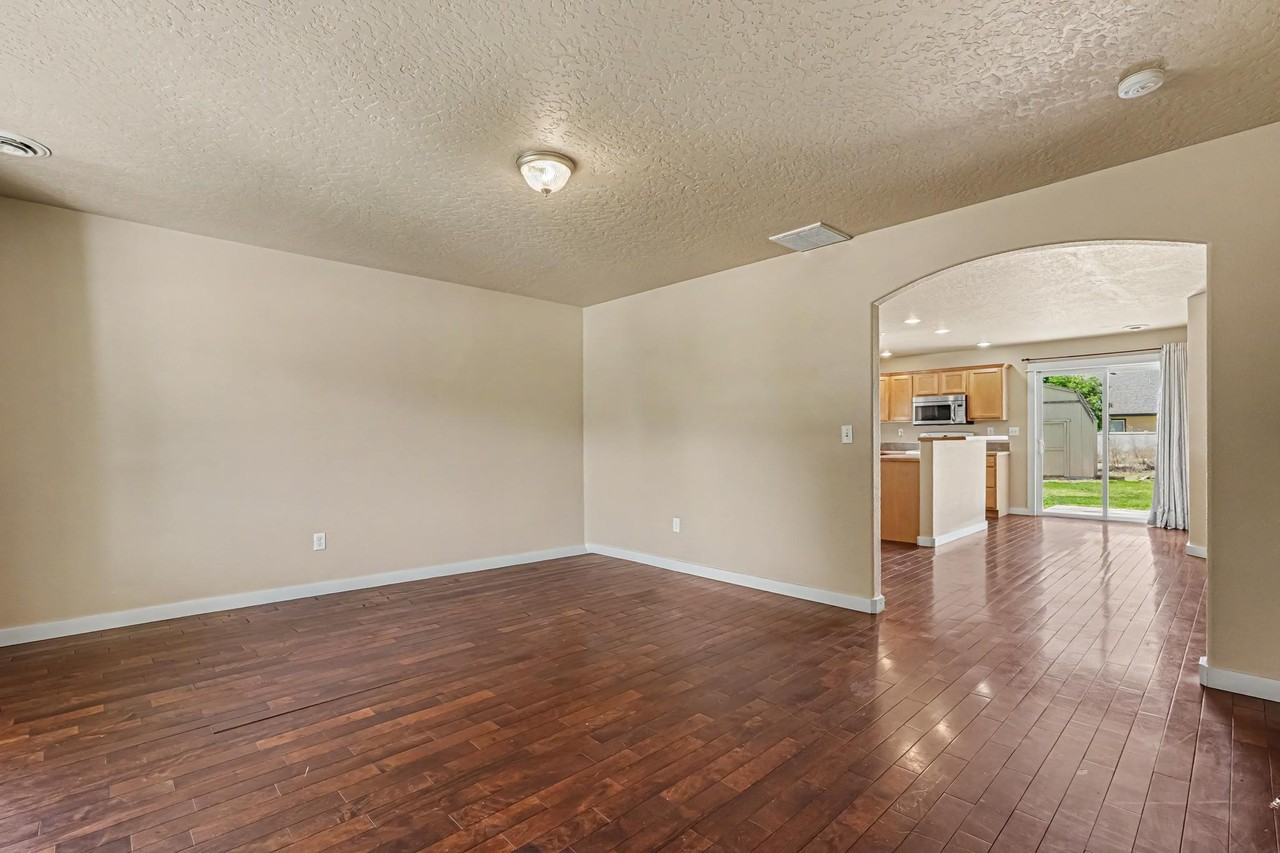 18327 Buckeye Pl - Photo 5 of 31