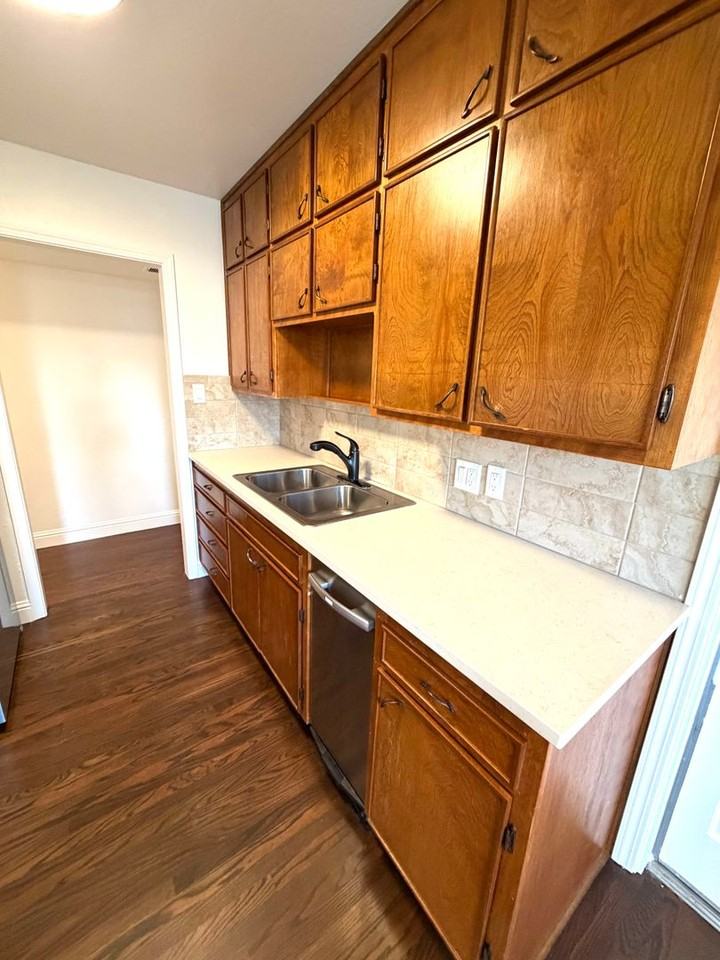 1704 Castle Ct - Photo 3 of 39