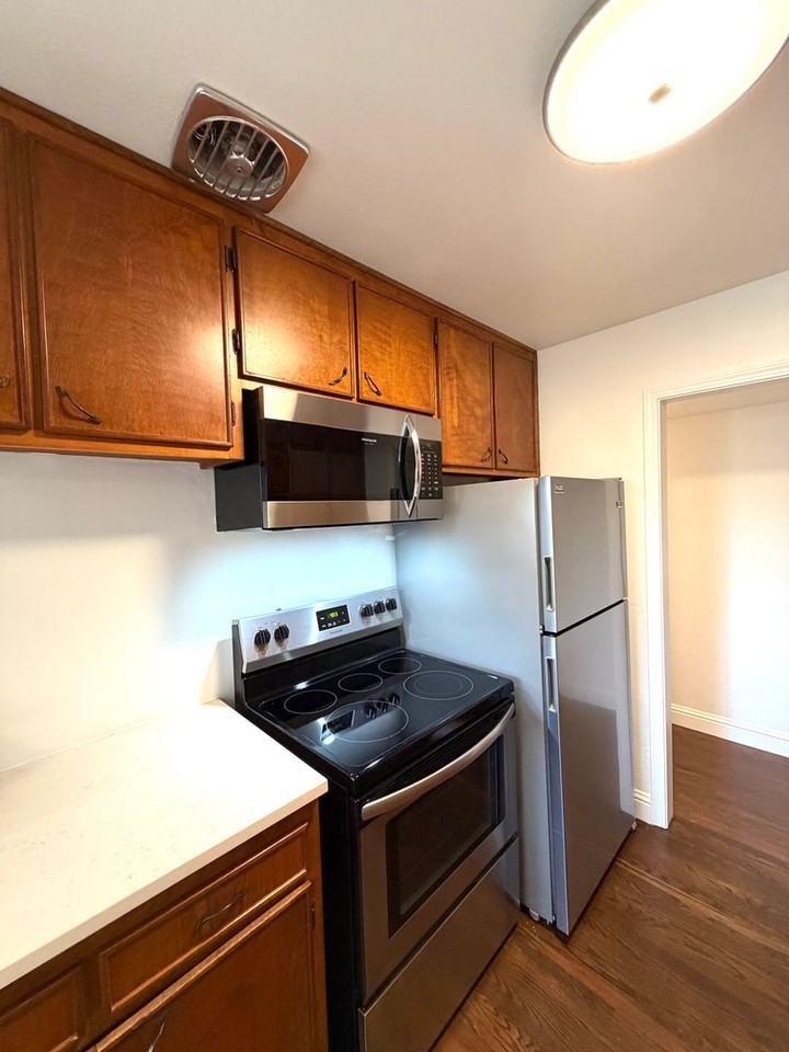 1704 Castle Ct - Photo 4 of 39