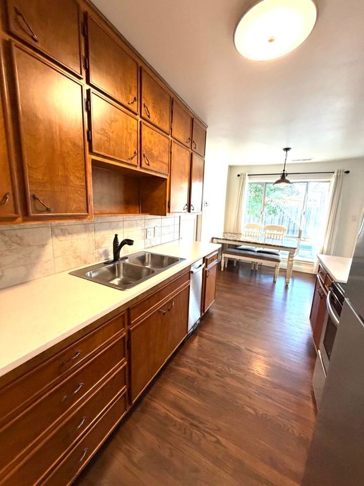 1704 Castle Ct - Photo 6 of 39