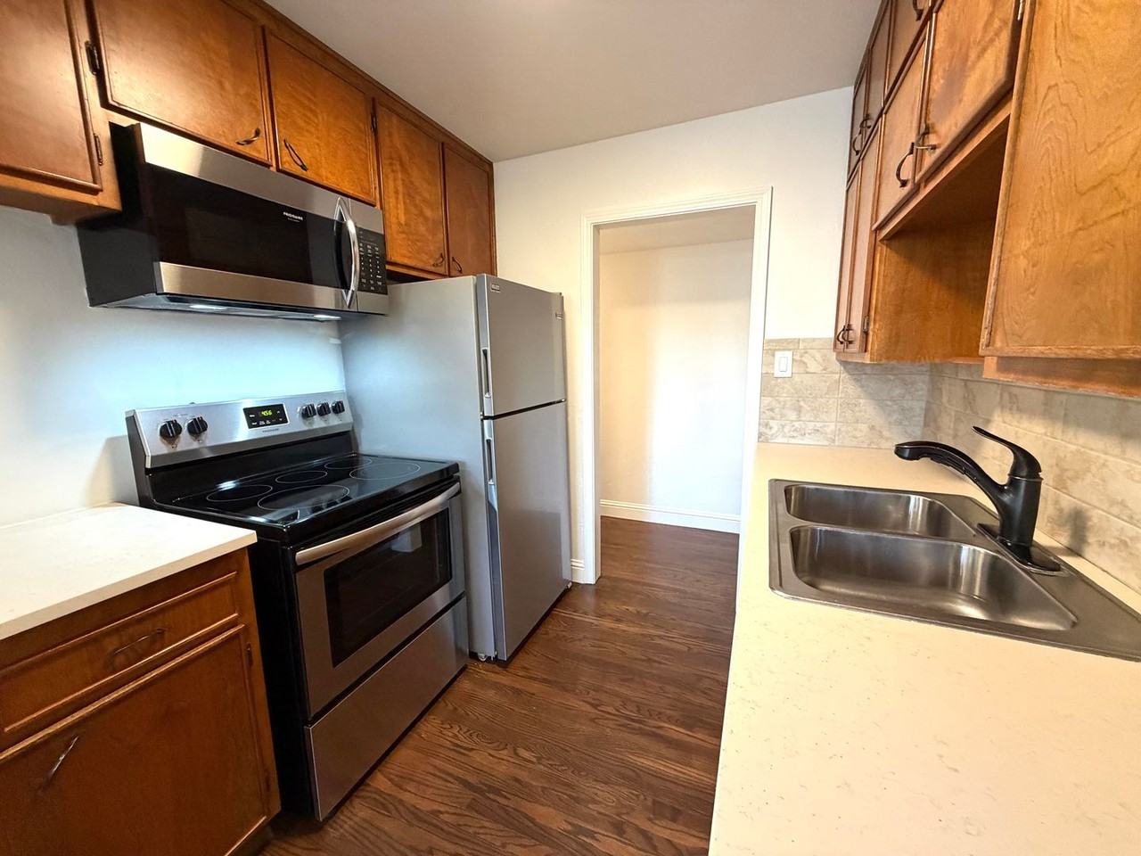 1704 Castle Ct - Photo 7 of 39