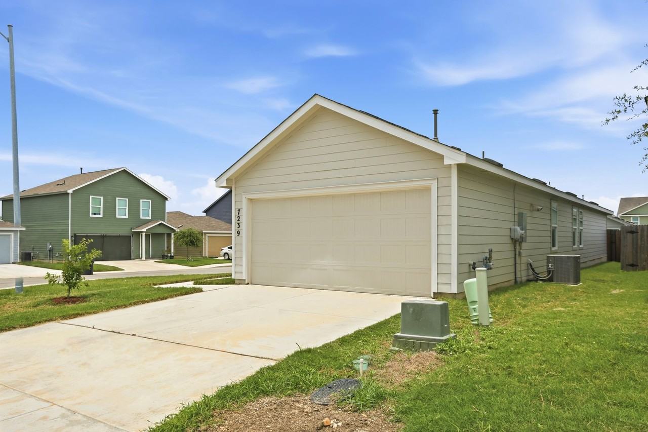 7239 Satellite Way - Photo 4 of 30