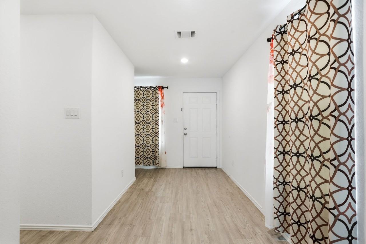 7239 Satellite Way - Photo 6 of 30