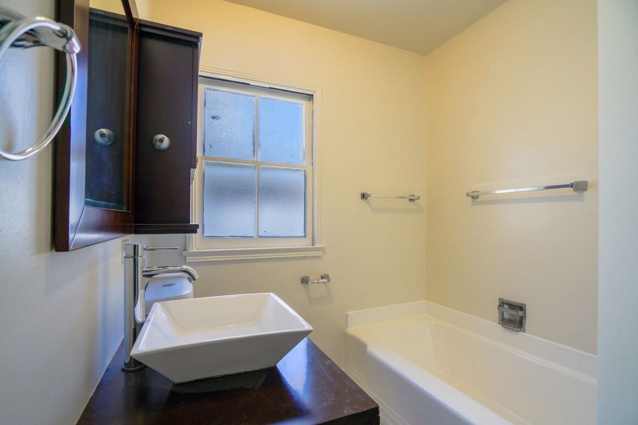 8551-8561 Holloway Dr - Photo 7 of 19