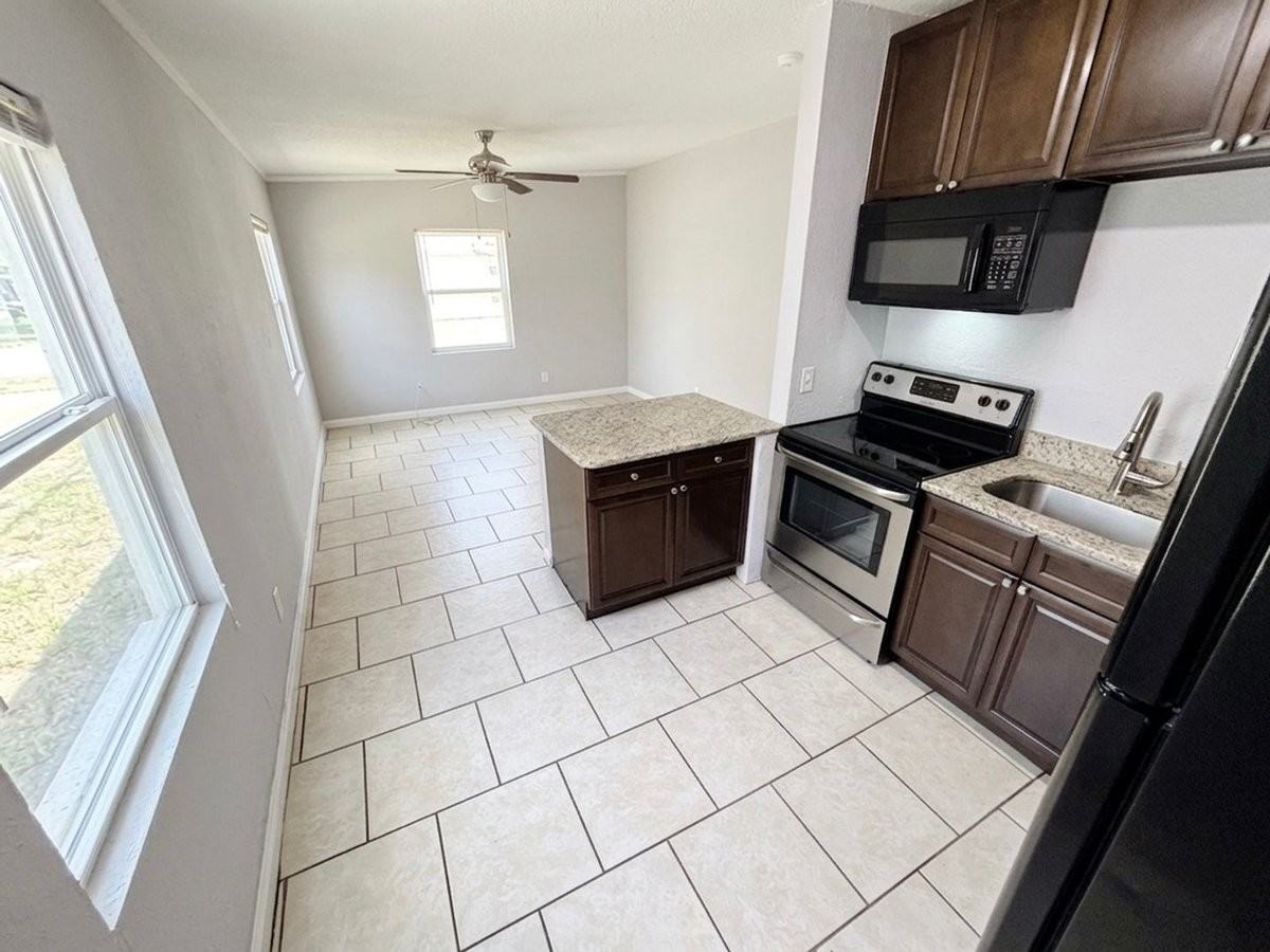 740 740 W. Robinson St. Unit Upper - Photo 2 of 10