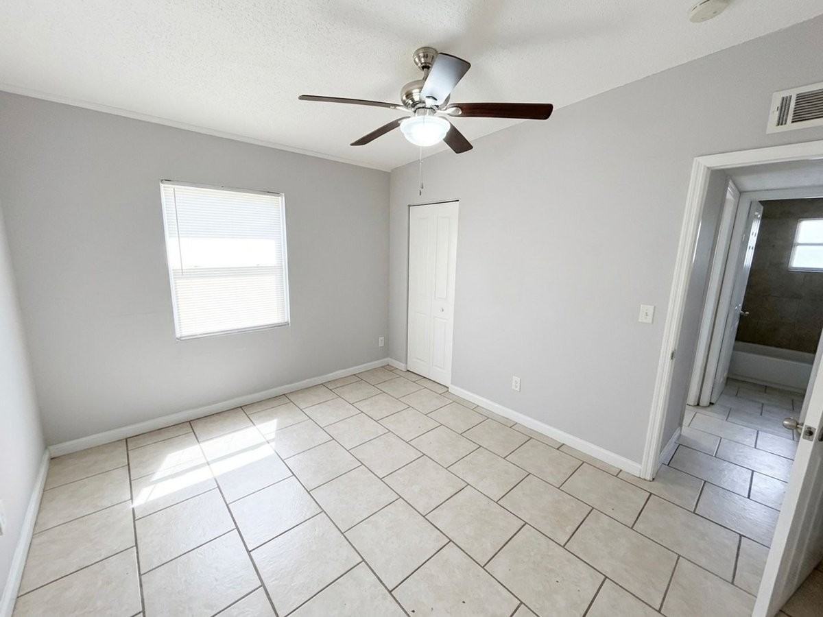 740 740 W. Robinson St. Unit Upper - Photo 4 of 10