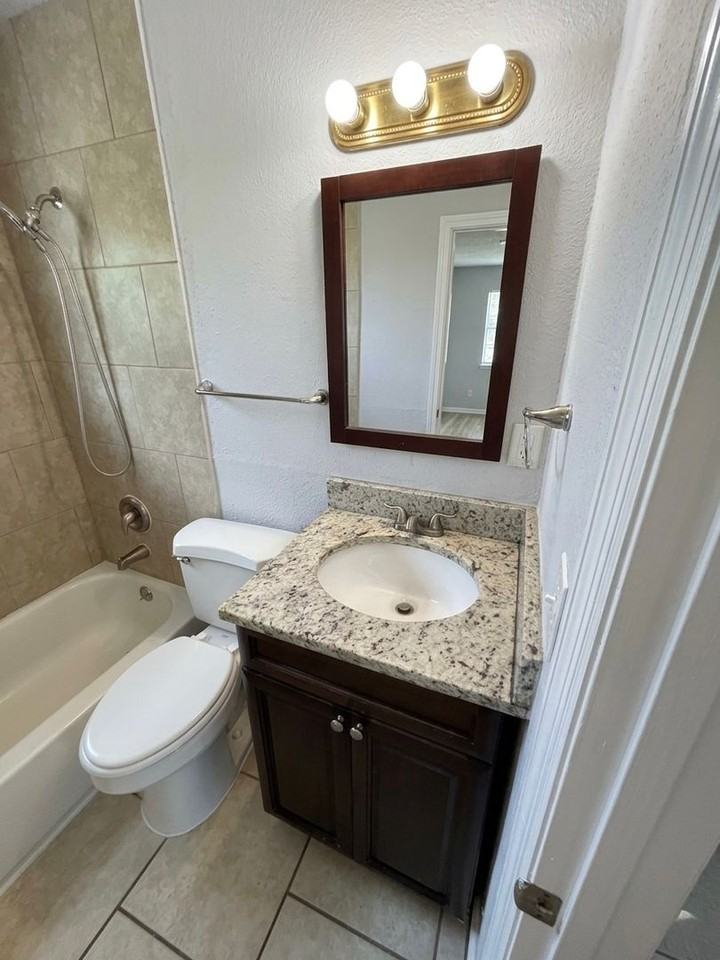 740 740 W. Robinson St. Unit Upper - Photo 5 of 10