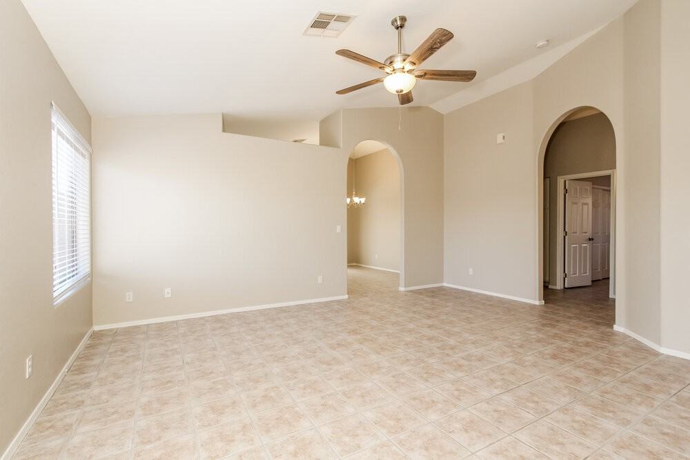 306 N Wildrose - Photo 4 of 16