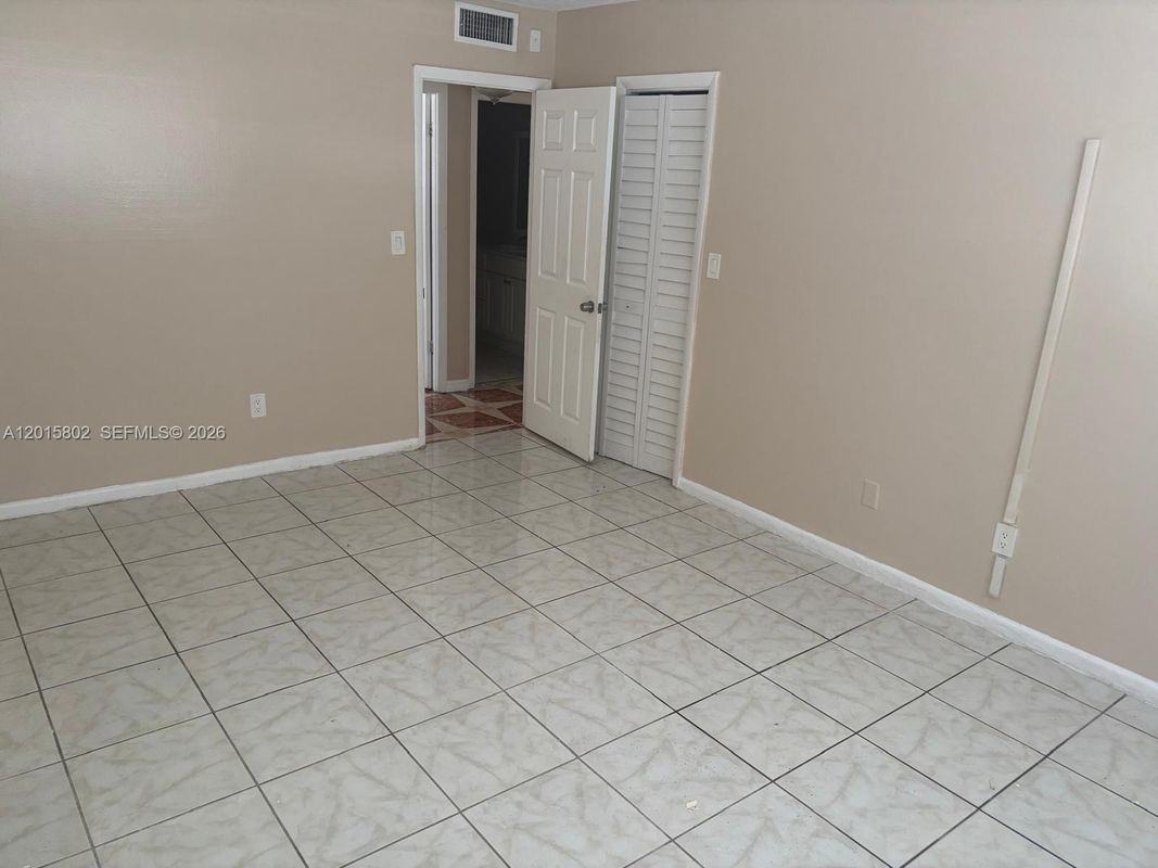 15205 Ne 6th Ave - Photo 3 of 4