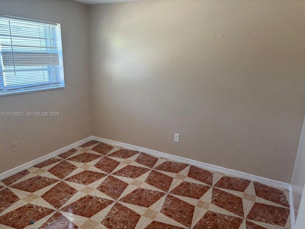 15205 Ne 6th Ave - Photo 4 of 4