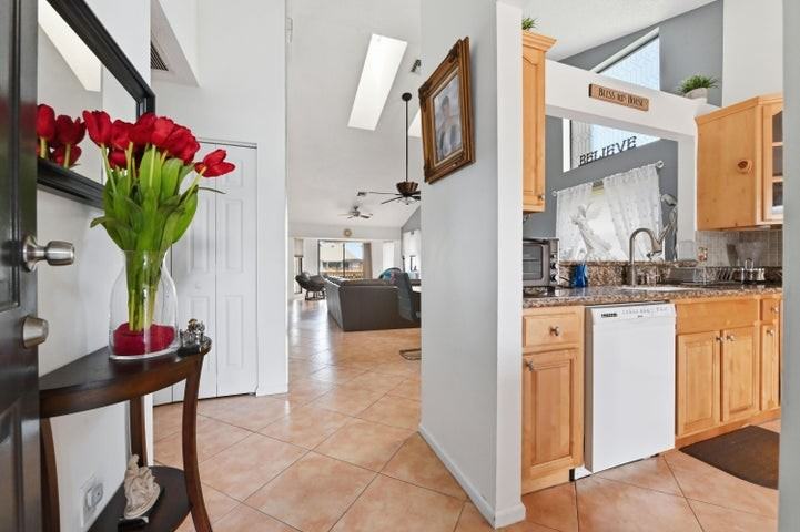 1012 Landings Boulevard - Photo 2 of 8