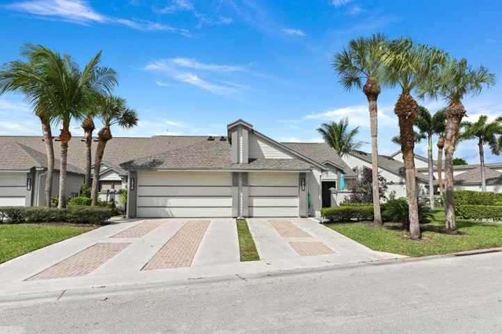 1012 Landings Boulevard - Photo 3 of 8