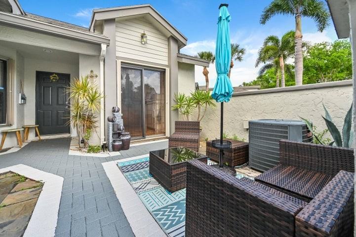 1012 Landings Boulevard - Photo 4 of 8