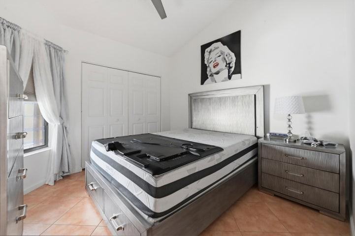 1012 Landings Boulevard - Photo 6 of 8