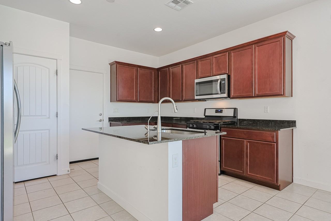6038 W Hartford Ct - Photo 4 of 32