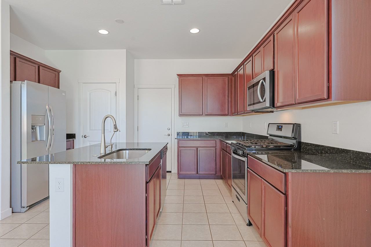 6038 W Hartford Ct - Photo 5 of 32