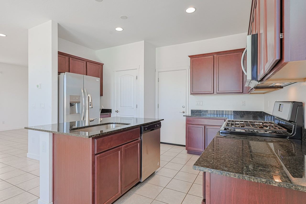 6038 W Hartford Ct - Photo 6 of 32