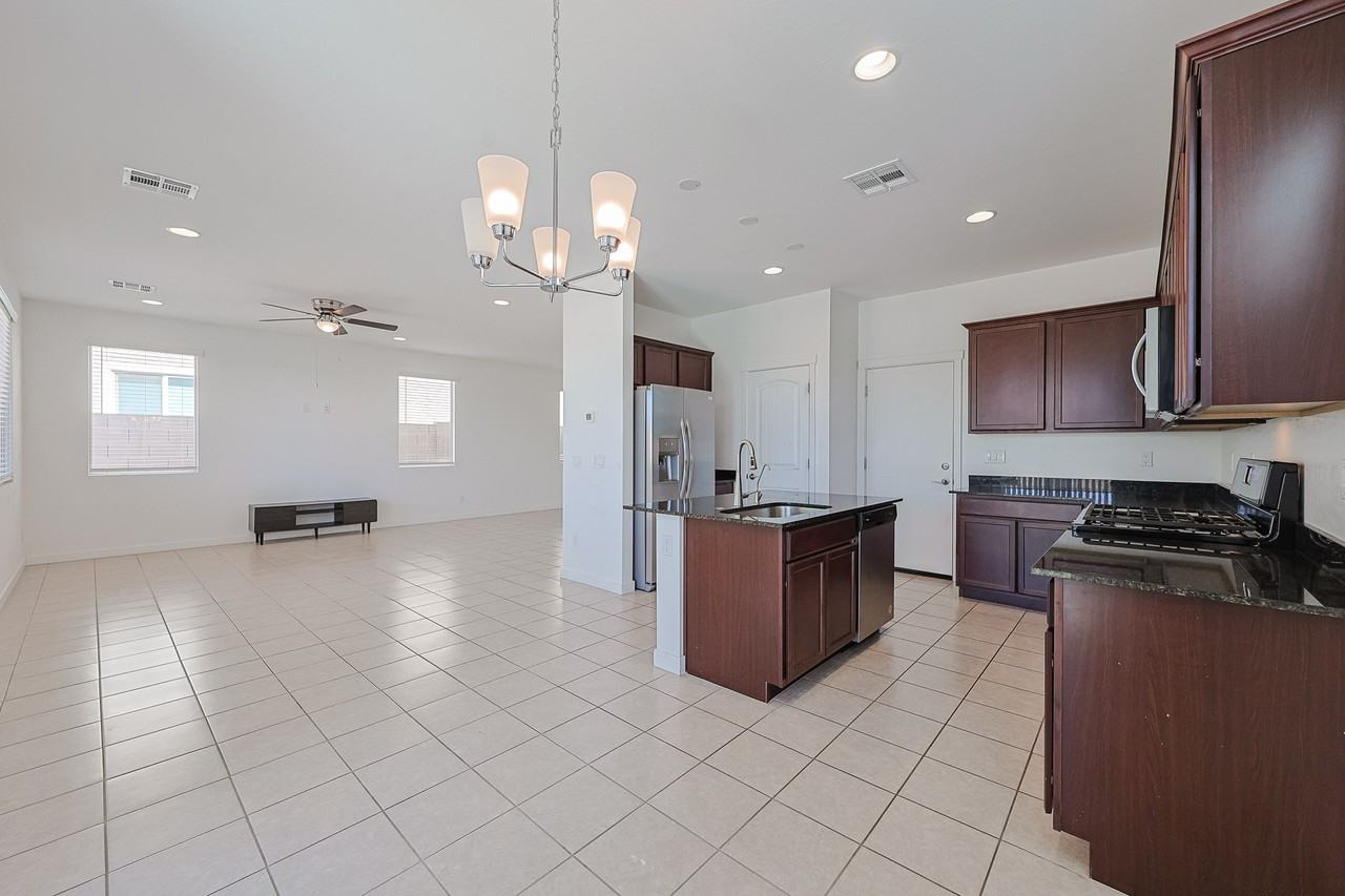 6038 W Hartford Ct - Photo 7 of 32