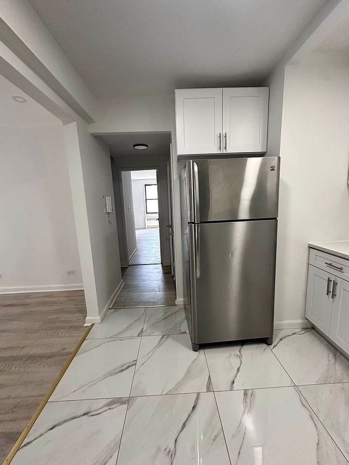 250 E 30th St - Photo 3 of 8