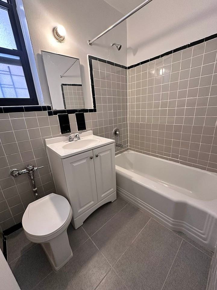 250 E 30th St - Photo 5 of 8