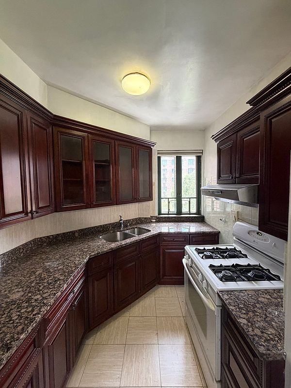 1500 Metropolitan Ave - Photo 2 of 4