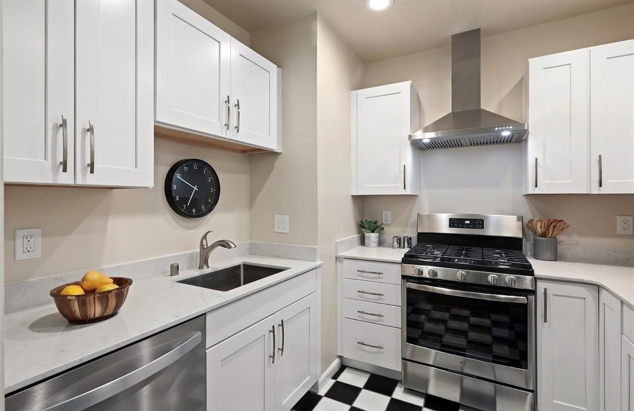 8 Cottage Row - Photo 3 of 4