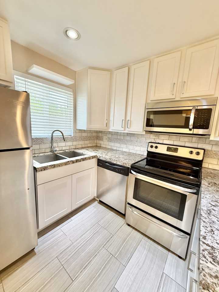 3110 N 40th St #8 - Photo 4 of 11