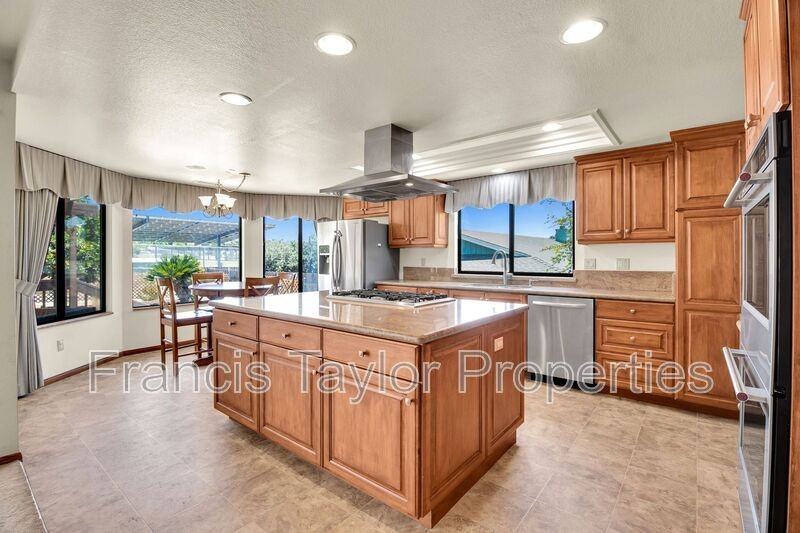749 Flagstone Ct - Photo 3 of 27