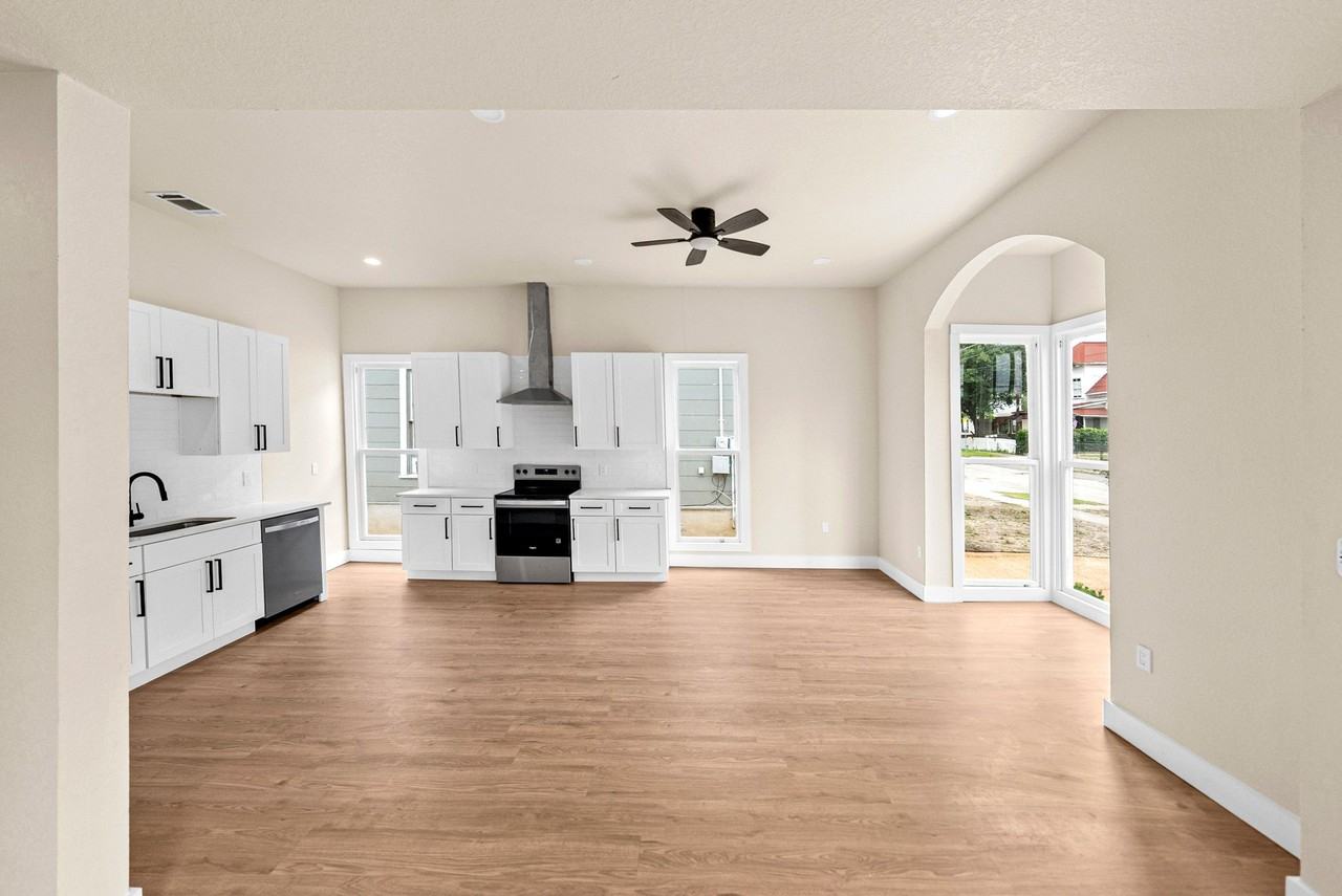 1122 N Pine St - Photo 5 of 33