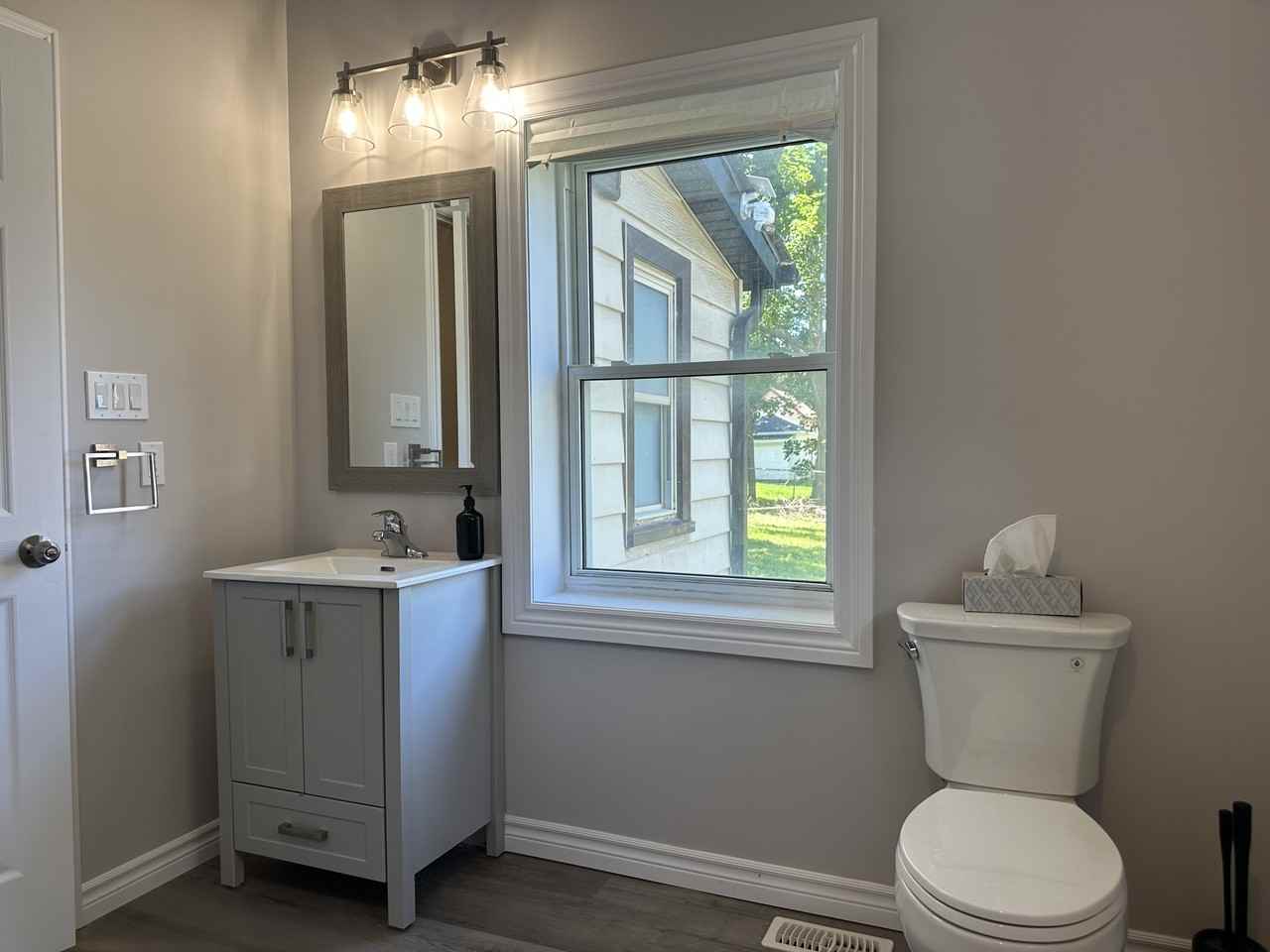263 Bethune St - Photo 2 of 18