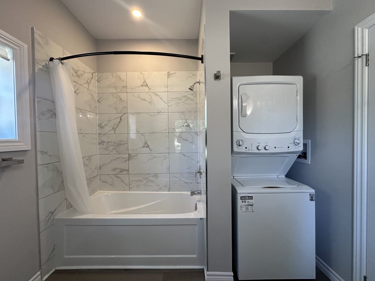 263 Bethune St - Photo 3 of 18