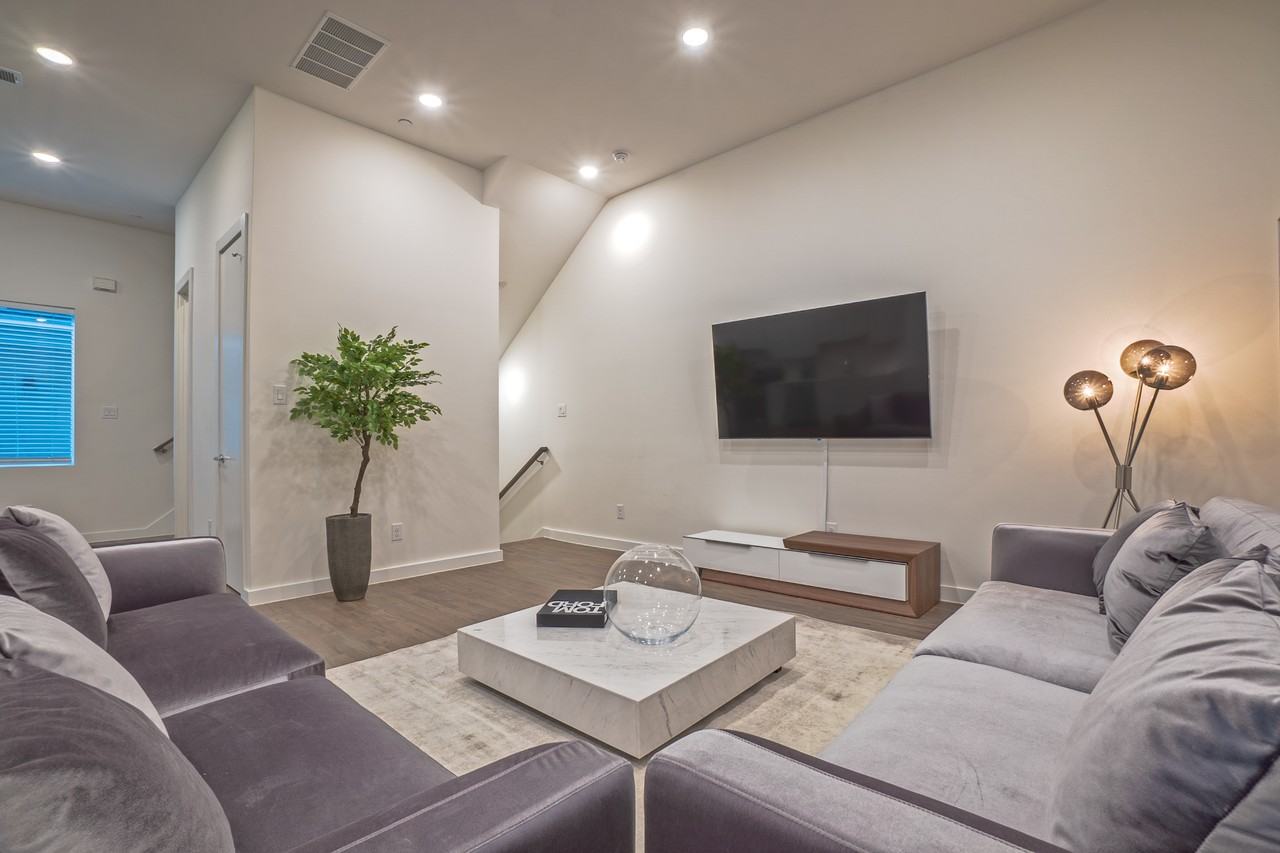 5002 San Jacinto St - Photo 3 of 11