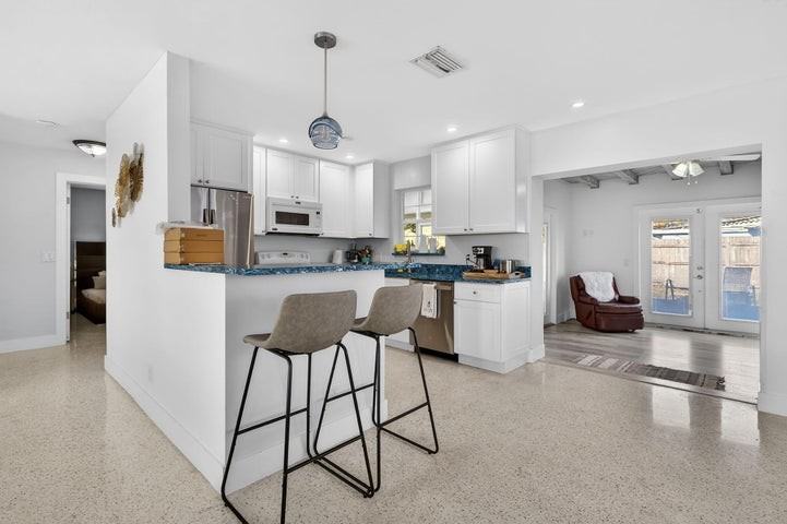1123 Southeast 2nd Avenue - Photo 2 of 8