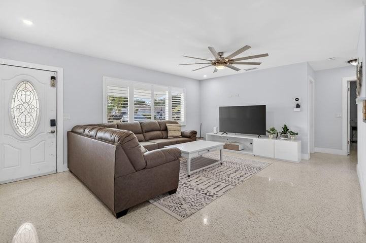 1123 Southeast 2nd Avenue - Photo 3 of 8