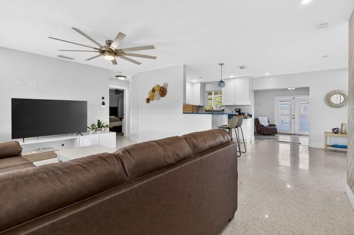 1123 Southeast 2nd Avenue - Photo 4 of 8