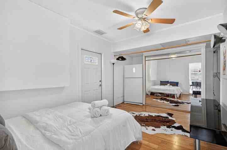 1123 Southeast 2nd Avenue - Photo 7 of 8