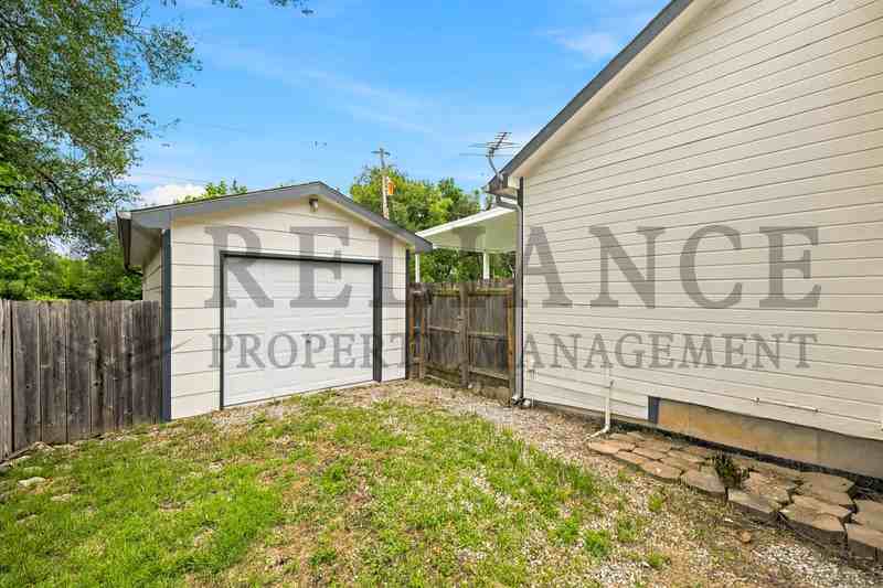 516 N Lakeside Dr - Photo 5 of 48