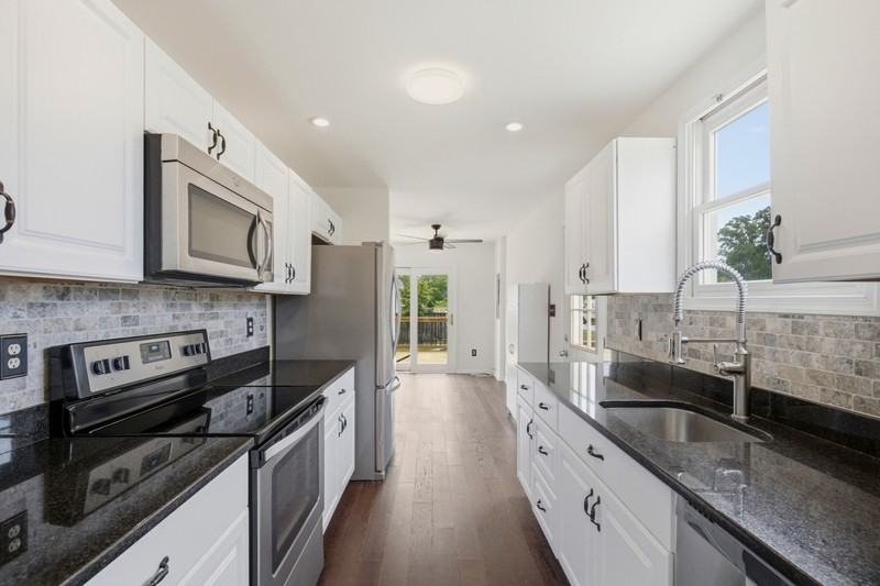 301 Kenmore Ave - Photo 5 of 24