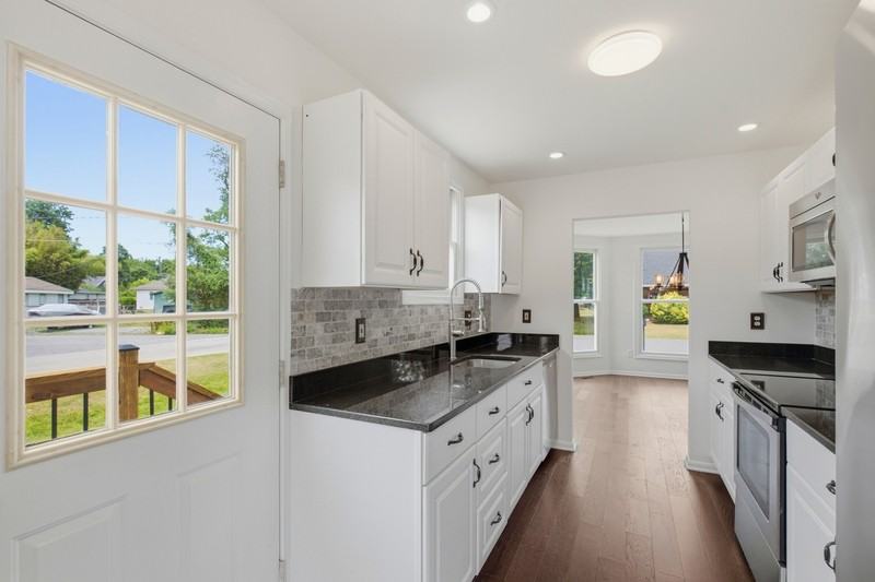 301 Kenmore Ave - Photo 6 of 24