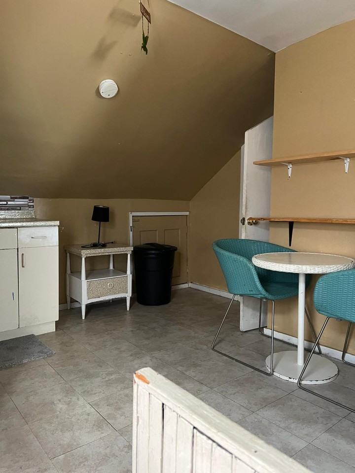571 E 38th St #3 - Photo 4 of 7
