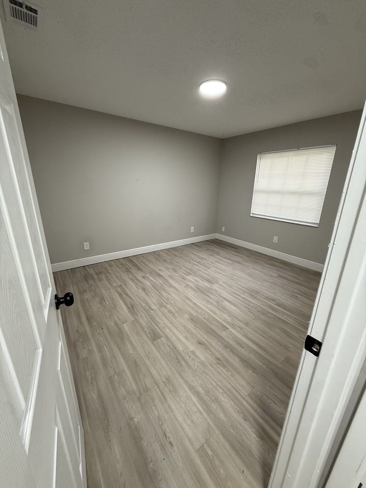 2539 Christine Dr - Photo 2 of 9