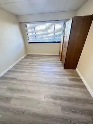 27 Slocan St - Photo 4 of 7