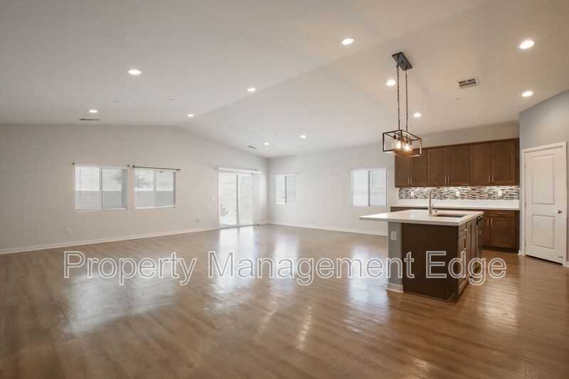 30913 Chuckwagon Ct - Photo 5 of 31