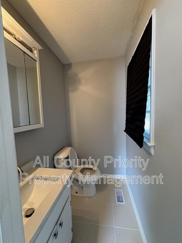 513 W Jones Ave - Photo 6 of 10