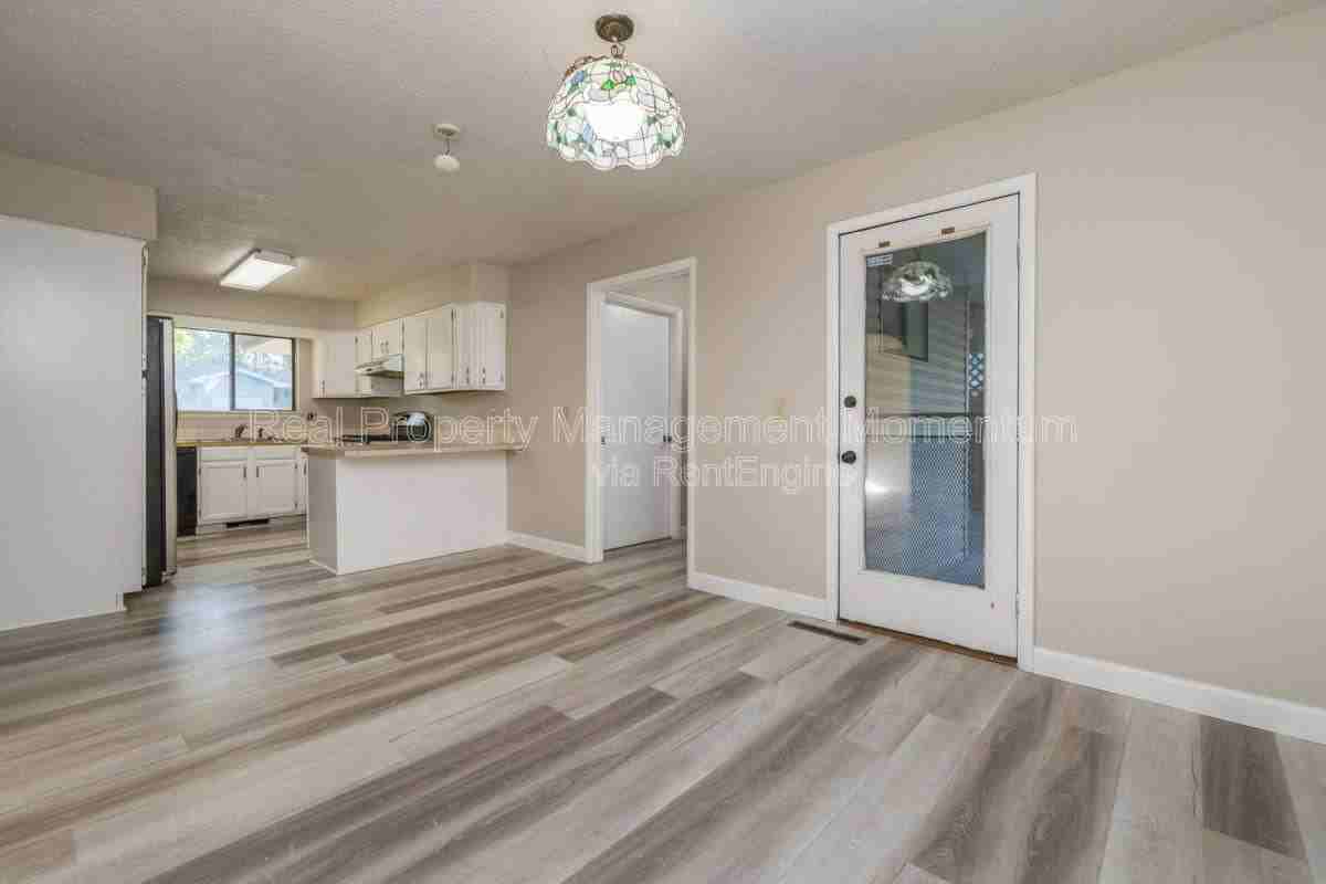 1913 S Broadway Ave - Photo 2 of 10