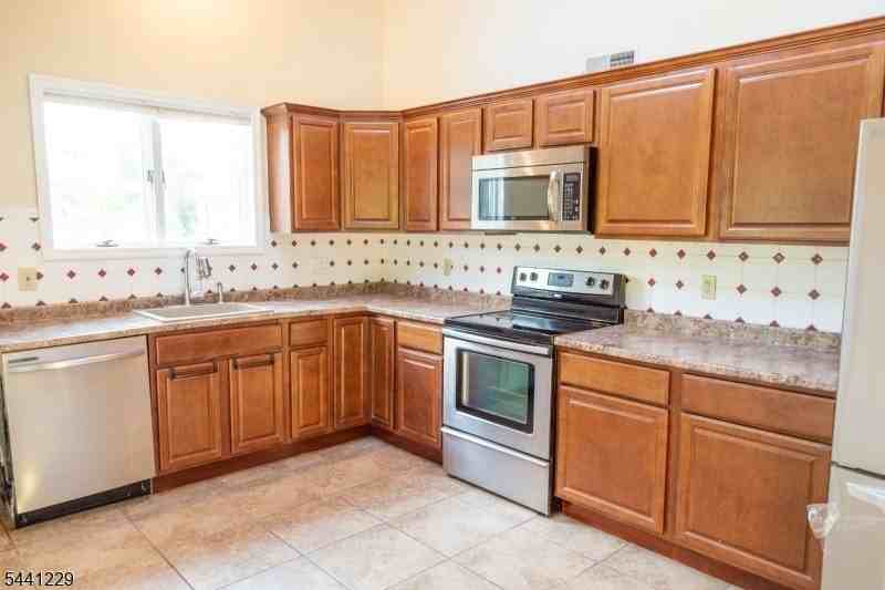 121 Changebridge Rd - Photo 3 of 34