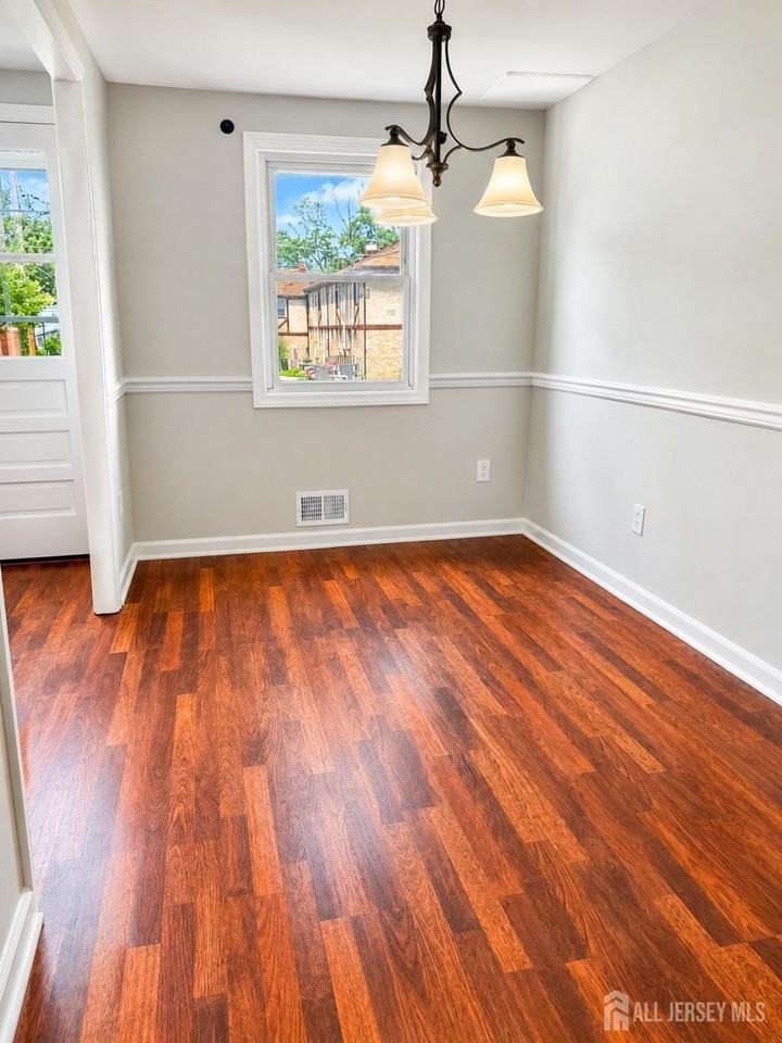 163 Rose St - Photo 5 of 16