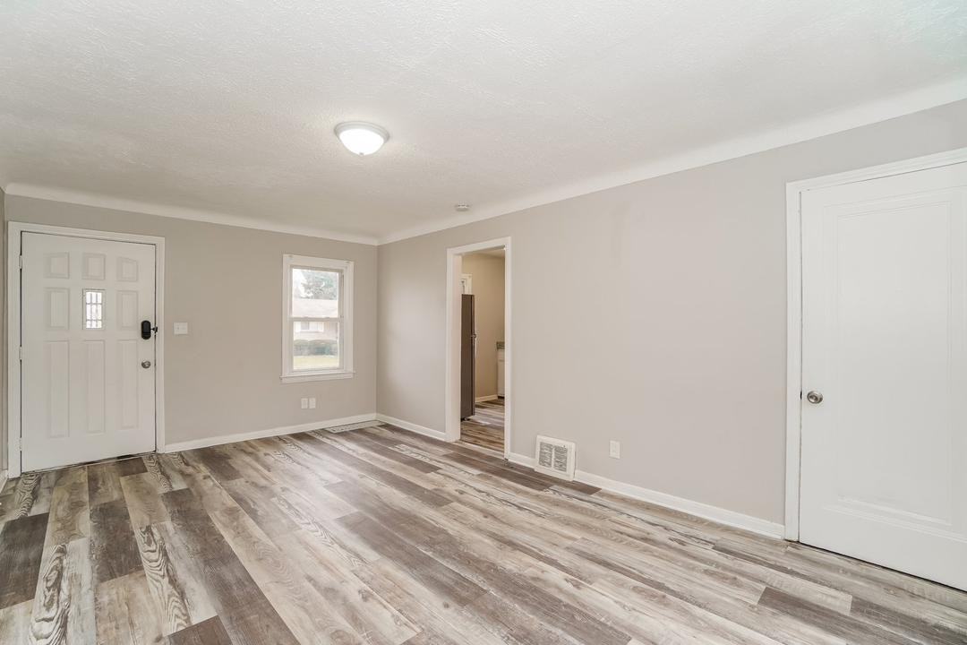 810 Broer Avenue - Photo 2 of 8