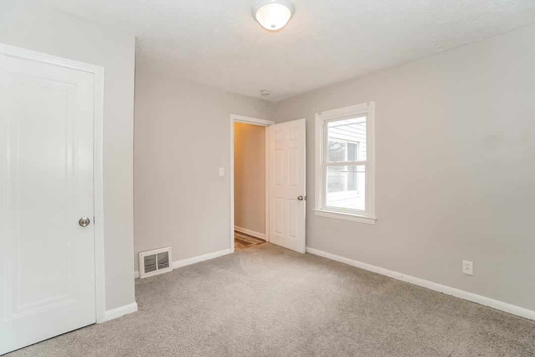 810 Broer Avenue - Photo 4 of 8