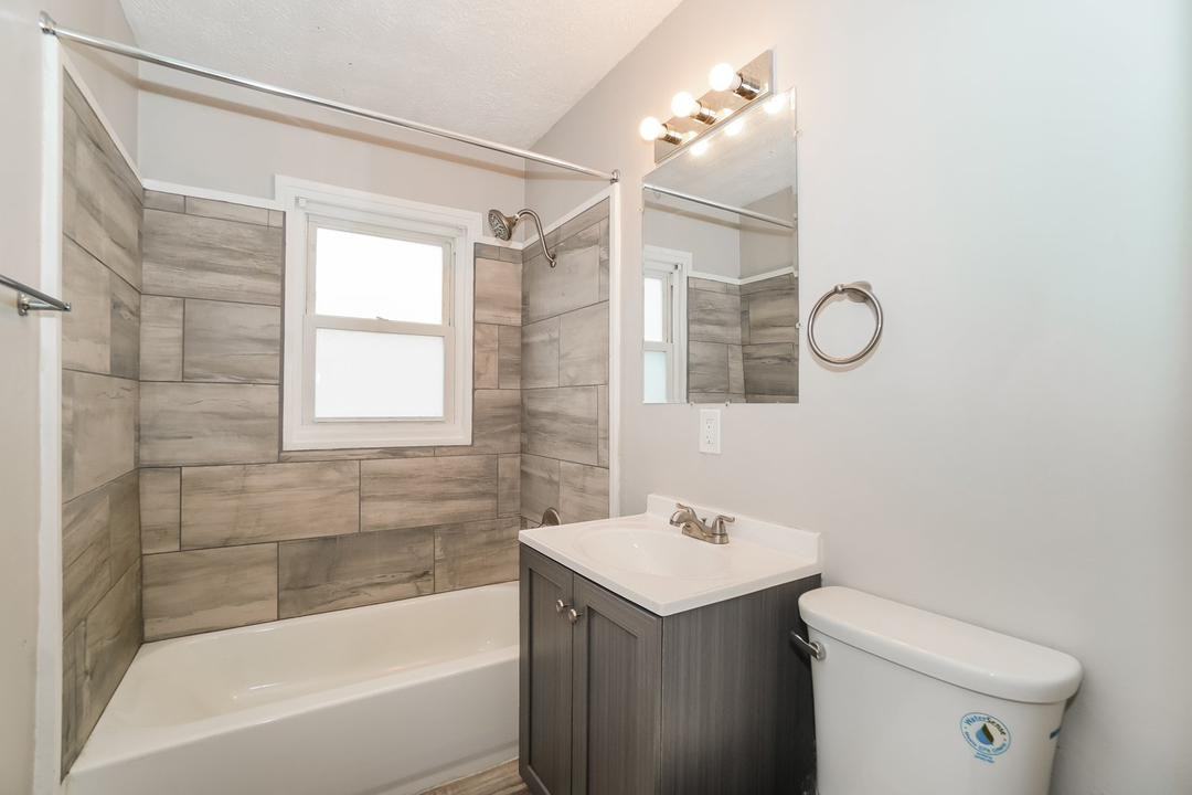 810 Broer Avenue - Photo 5 of 8